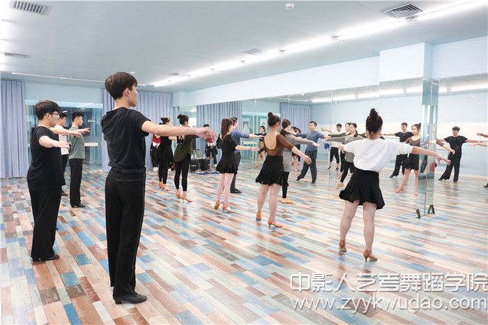 國標舞班上課場景6.jpg