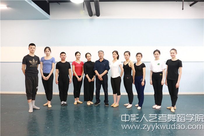 北京舞蹈學院姜振良教授與體驗營部分學員合影.jpg
