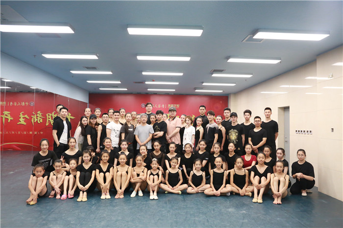 中影人藝考舞蹈學(xué)院部分師生合影.jpg