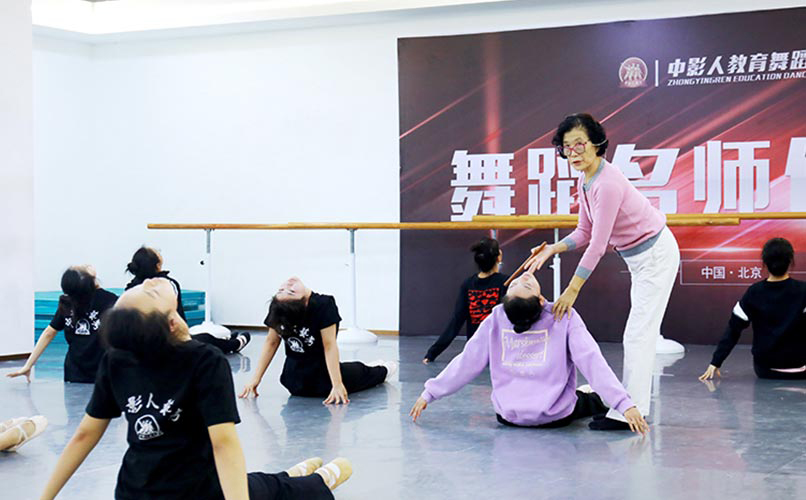 民族舞培訓(xùn)學(xué)校課堂