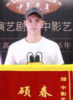 17屆北舞優(yōu)秀學(xué)員謝明君返校送錦旗