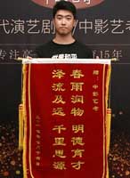 17屆民大舞蹈優(yōu)秀學(xué)員返校送錦旗