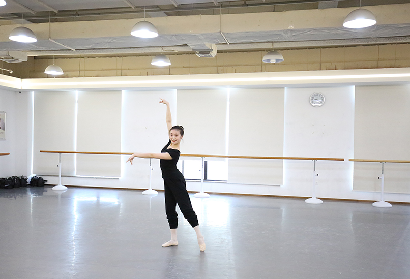 舞蹈藝術(shù)培訓(xùn)學(xué)員結(jié)課匯報(bào)壓腿展示